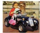 Девушка на классический автомобиль игрушки